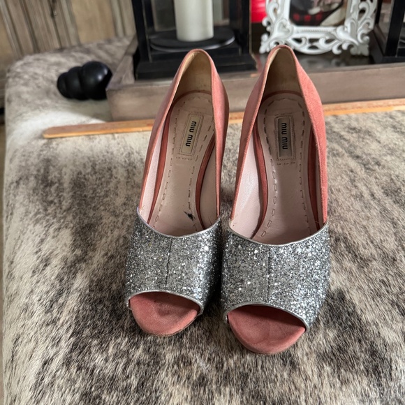 Outstanding pair of Miu Miu shoes. Size 38 1/2 - 4 1/2 inch heel. - Picture 1 of 9